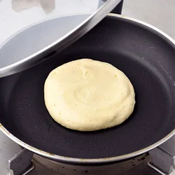 生地を入れたらごく弱火にし、ふたをして蒸し焼きに