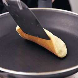 ふんわりした生地なので、つぶさないようにやさしく返す。