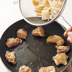 とり肉に焼き色がついたら、まわりに寄せて中央をあけ、そこにれんこんを加えると、炒めやすい。
