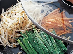 野菜ナムルは１つのフライパンで一度に作れるのでラク。混ざらないように並べて蒸し焼きにする。