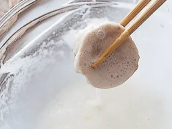 卵白入りのころもをつけて揚げると、ふくらんでカリカリに仕上がる。泡立て器で白っぽくなる程度に軽く混ぜ、片栗粉を加える。