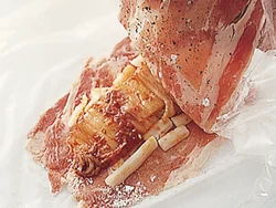 辛みのあるキムチとコクのあるチーズをはさむことで、パンチのきいた味わいになって少量の肉でも食べごたえがアップする。