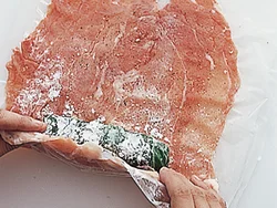 肉をのばすとき、ラップに片栗粉をふっておくと肉がくっつくにくい。巻くときには、キャベツに片栗粉をふりかけることで肉と密着しやすくなる。