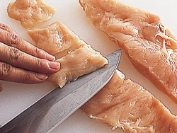 とりむね肉は、たたいて大きくのばしてからそぎ切りにすると、少量の肉でもボリューム感が出る。