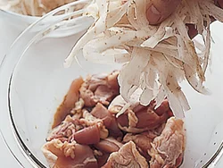 ごぼうは皮むき器で薄いささがきにすると、かさが増え、とり肉にもからみやすい。