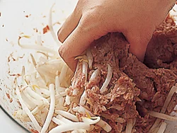 もやしは生のまま、ひき肉が入ったボウルに加え、もやしを折りながら、まんべんなく混ぜ合わせる。