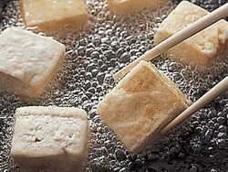 豆腐はフライパンで揚げられるので手軽。豆腐の高さ半分がひたる量の揚げ油で、上下を返しながら揚げる。