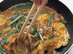 具入りの卵液をフライパンに入れたら、ところどころ菜箸でかき混ぜると、ふんわり仕上がる。