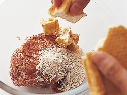 厚揚げを肉だんごに加えると、ボリュームがアップし、コクも増す。混ぜるときは粘りが出るまでしっかり練り混ぜる。