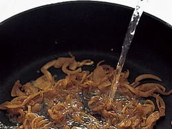 カレールウのほかにカレー粉を加えると、風味がさらによくなる。玉ねぎと炒め合わせ、香りを立たせてから水を加えてのばす。
