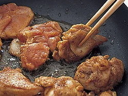 カレー粉はトマト鍋をおいしくするかくし味。とり肉にまぶして焼くと、香りが立ち、風味がよくなる。