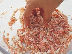 豆腐入りの肉だんごは、ふんわりとした口当たり。コクと風味を補うためにごま油を加える。