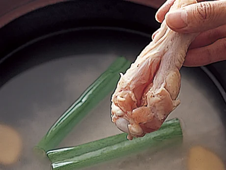 手羽元は骨に沿って切り目を1本入れると、火の通りが早くなり、肉のうまみもスープに出やすい。