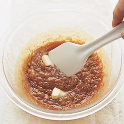熱いうちに手早くすると、生クリームがしっかりと混ざる。さらに加熱し、バターを加えるときも手早く混ぜる。