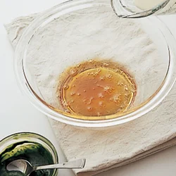 生クリームを加えたあと、溶きのばした抹茶を加える。抹茶は粉っぽさが残らないようにしっかり混ぜておくのがコツ。