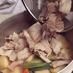 豚肉は煮すぎると、かたくなり、うまみも流れ出てしまうので、じゃがいもやにんじんにある程度火が通ってから加える。
