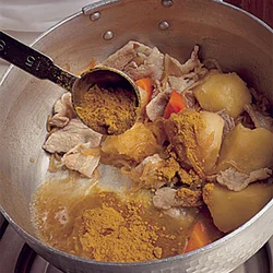 煮汁を水でのばしてからカレー粉を加える。肉じゃがに味がついているので、これだけでおいしい。