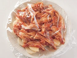 耐熱皿にじゃがいもを広げ、おおうように豚肉をのせると、味が全体にいきわたる。