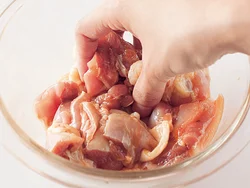 とり肉に調味料をもみ込むと、しっかり下味がつき、うまみがアップする。
