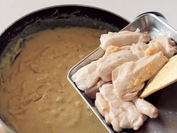 とり肉はさっと炒めて取り出し、牛乳を加えたあとで戻し入れると、ふんわりやわらかに仕上がる。