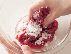 牛肉は炒める直前に片栗粉をまぶすと、やわらかく仕上がり、とろみもついて調味料がからみやすくなる。