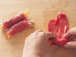 手前にごぼうとにんじんを置き、空気を抜きながら牛肉でしっかりと巻く。１切れが小さい場合は何枚か重ねて。