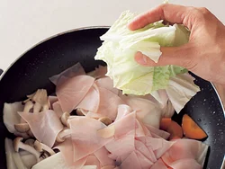 火の通りにくい白菜の軸は先に入れて炒め、葉はあとから加えてさっと煮る。