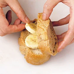 バナナははみ出ないように中にはさんで、蒸し焼き状態にする。