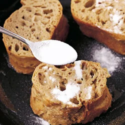グラニュー糖をふり、返して焼くとこうばしいキャラメル風味がつく