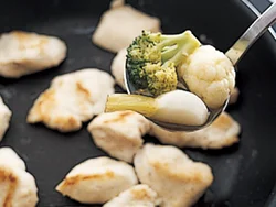 ピクルスサラダの汁も加えることで、調味の手間がかからない。