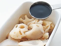 黒酢があればマイルドな酸味でおいしいが、酢で代用してもOK。