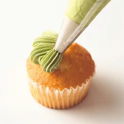まずはクリームでデコレーション。今回は生クリーム、アイシングの2種を使用。実際に使う分よりやや多めに作ると絞りやすい。