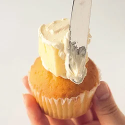 カットしたマフィンをクリームで接着し安定させたあと、クリームを1面ずつ均一に塗る。