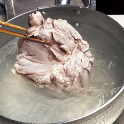 とり肉はゆでる前に、さっと熱湯にくぐらせて、霜ふりにする。こうすると臭みや余分な脂が除かれ、うまみが閉じ込められる。