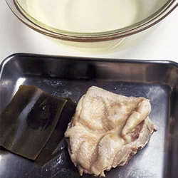 煮立てないようにゆでることで、肉はやわらかく、ゆで汁はうまみのあるスープになる