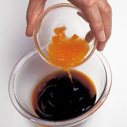 甘みがあるみかんの搾り汁を加えてポン酢じょうゆを作ると、酸味がまろやかになっておすすめ。オレンジの搾り汁でも。