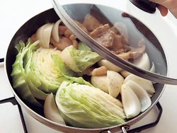 豚肉にしっかり焼き色をつけてから、あいたところに野菜を入れ、調味料などを加えてふたをして蒸し焼きに。