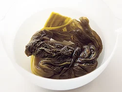 高菜漬けはそのままだと塩辛いので、水に５分ほどつけて塩抜きする。水けをよく絞ってから刻む。