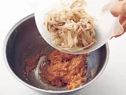 ごぼうとれんこんは小麦粉をまぶして水けを抑えてからひき肉だねに加えると、まとまりやすい。