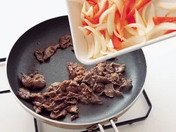 野菜、肉はそれぞれ炒めてから合わせると歯ざわりも色味もよくなる。