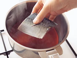 臭みが出ないよう、煮汁が煮立ってからさばを入れる。皮目を上にして重ならないように並べ、煮くずれを防ぐ。
