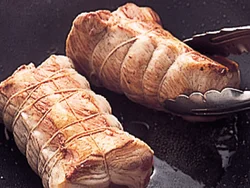 フライパンで転がしながら、表面全体をこんがり焼きつけ、うまみを閉じ込める。