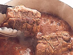 肉はかたくならないようにいったん取り出し、煮汁を煮詰め、戻して味をからめる。
