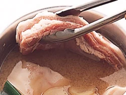 ゆで汁が煮立ったら肉を入れ、再び煮立ったら香りがとばないように弱火にする。