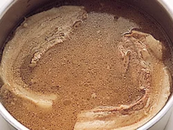 肉がやわらかくゆで上がったら、ゆで汁ごと冷ますことでしっとり仕上がる。