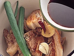 こんがりと焼き色のついた豚肉を鍋に入れ、煮汁、かぶるくらいの水を加えて煮る。