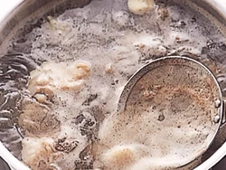 アクが強い牛肉は熱湯でゆでこぼし、さらにゆでてアクを除いて、弱火で煮る。