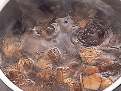 肉がやわらかくなるまでコトコト煮てから調味料を加え、さらにコトコト煮る。