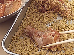 小麦粉の代わりに、揚げ玉をころもにしてカリカリの食感に。くっつきやすいように細かく砕いておく。