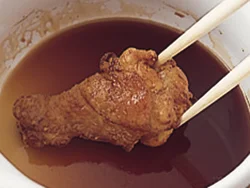 たれはひと煮立ちさせると味がまろやかになる。フライドチキンが熱いうちにからめると、味がなじみやすい。
